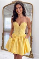 Load image into Gallery viewer, Black Corset Sweetheart Short Homecoming Dress with Appliques